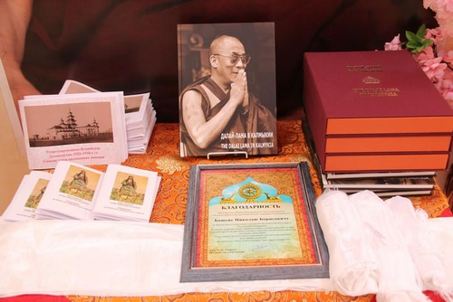 В Центральном хуруле Калмыкии открылась фотовыставка «Три визита Далай-ламы»