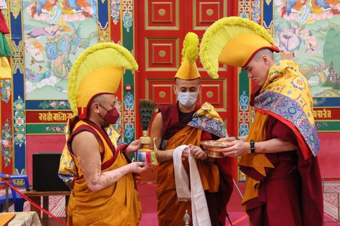 В Центральном хуруле Калмыкии прошло празднование - Бурхн Багш хүвлһән үзүлсн өдр (День явления чудесных сил Будды Шакьямуни)