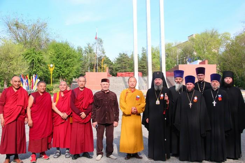 Члены Межрелигиозного совета Калмыкии возложили цветы к мемориалу «Вечный огонь»