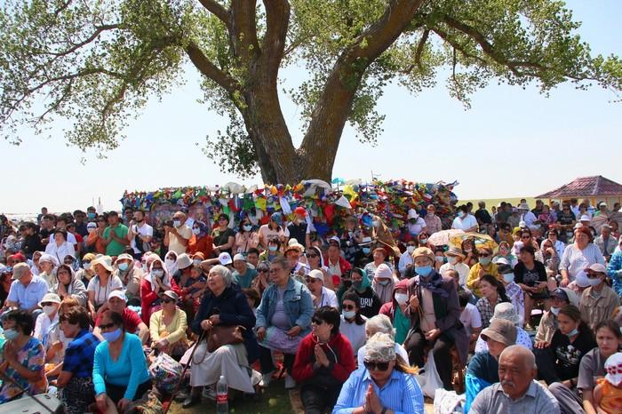 Монахи Центрального хурула Калмыкии провели обряд «Һазр тәклһн»