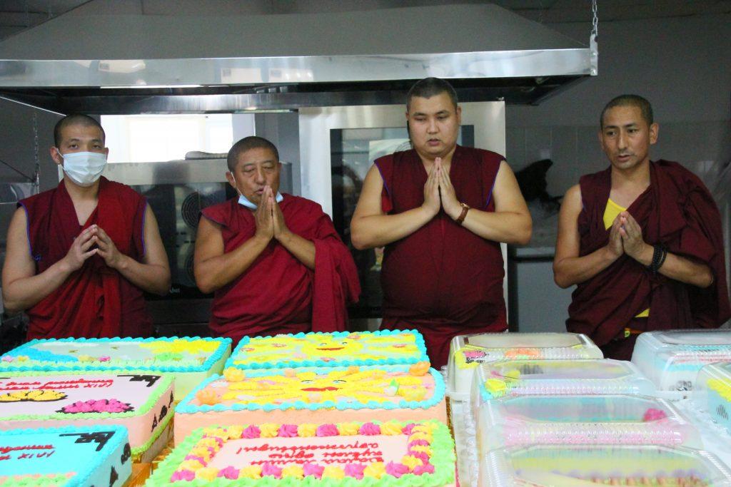 В день рождения Далай-ламы XIV медицинские и социальные организации Калмыкии получили праздничные торты