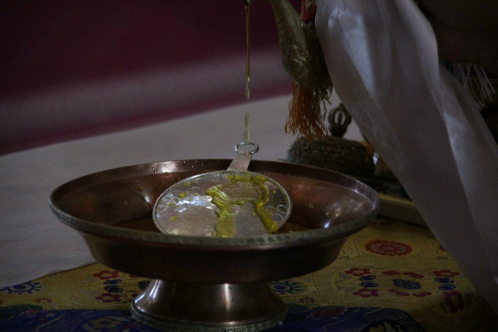 9 марта в Центральном Хуруле Калмыкии монахи провели ритуал: «Шүтәнә уһал, һазр-орна уһал» (Тентру юльтру).