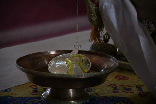 9 марта в Центральном Хуруле Калмыкии монахи провели ритуал: «Шүтәнә уһал, һазр-орна уһал» (Тентру юльтру).