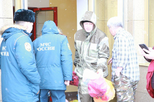 Центральный хурул передал гуманитарную помощь беженцам.