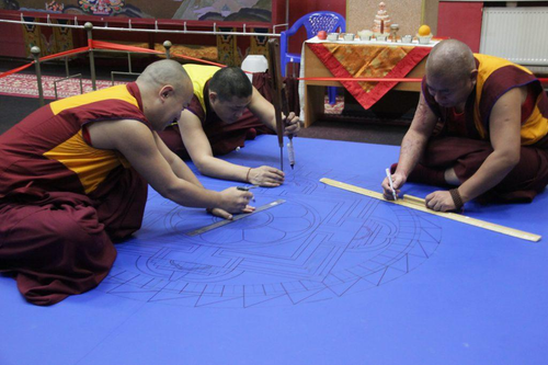 Монахи провели ритуал «Билгин зүркнә үүднәс шулмс хәрүлх йосн» (щернин дудок), и приступили к строительству песочной мандалы Будды Сострадания Авалокитешвары.