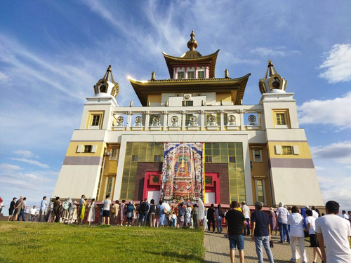 Большая танка на фасаде хурула