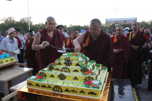 Концерт и угощение в День рождения Далай-ламы