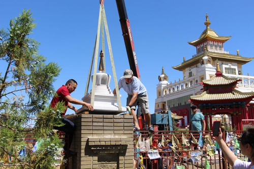 Освящение, закладка и установка ступ