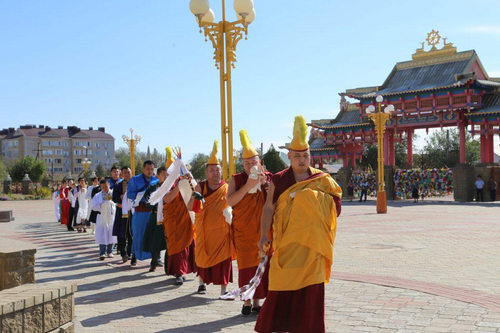 Торжественное шествие с традиционными буддийскими символами