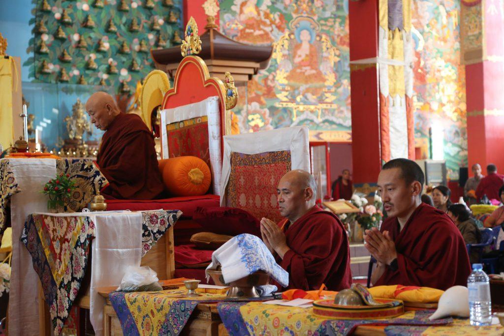 В «Золотой обители Будды Шакьямуни» прошла церемония освящения стягов калмыцкого народа