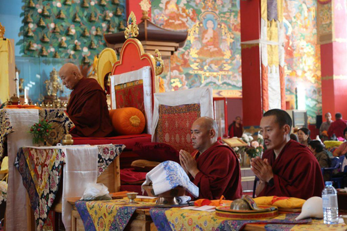 В «Золотой обители Будды Шакьямуни» прошла церемония освящения стягов калмыцкого народа