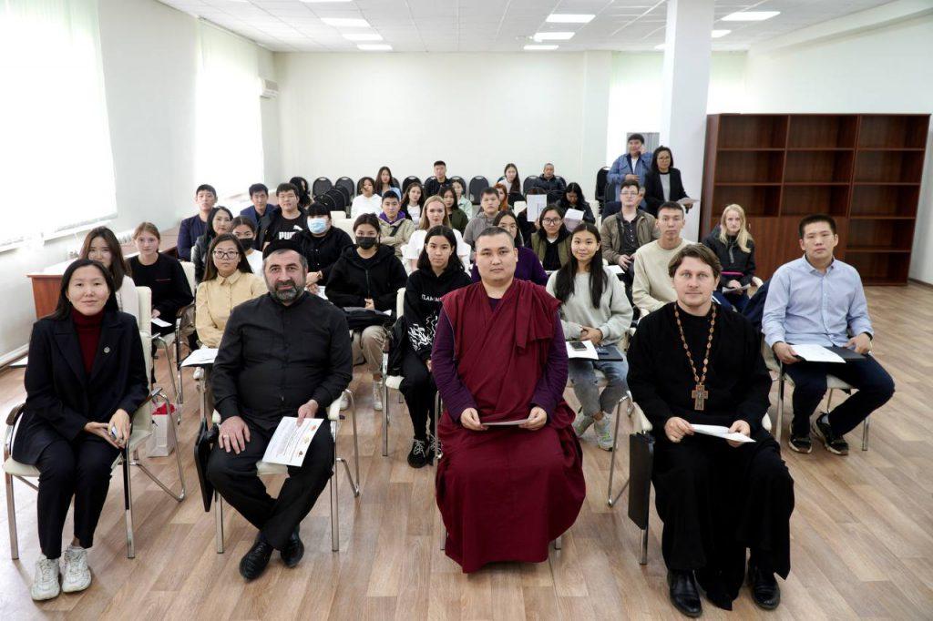 В Элисте прошла республиканская конференция по гармонизации межэтнических отношений и профилактике молодежного экстремизма и терроризма