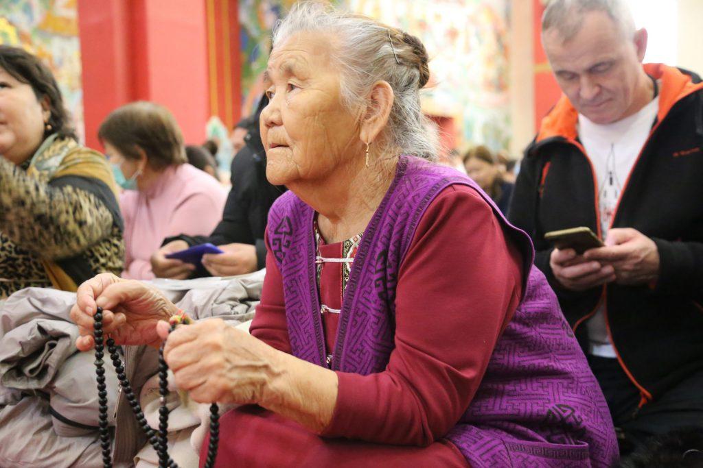 Аюш Бурхнд мөргҗәнәвидн