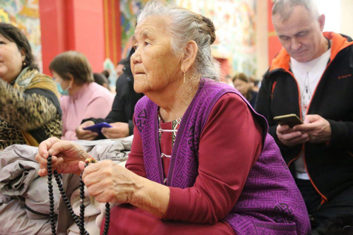 Аюш Бурхнд мөргҗәнәвидн