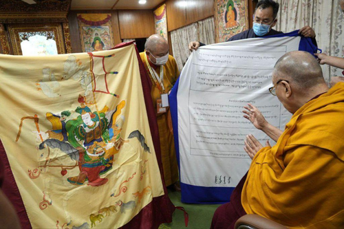 ДАЛАЙ-ЛАМА ОСВЯТИЛ ВОССОЗДАННЫЕ ЗНАМЕНА НАШИХ ПРЕДКОВ