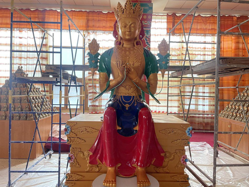 Танкописец Татьяна Музраева работает над росписью статуи Майтрейи