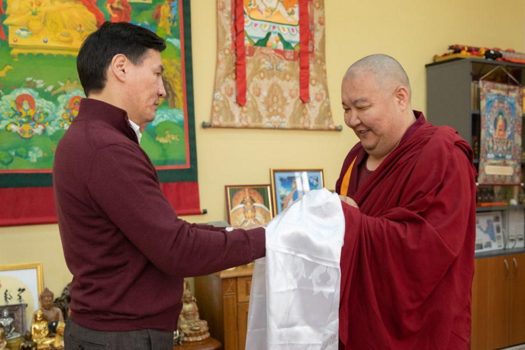 Глава региона Бату Хасиков поздравил Шаджин ламу Тензина Чойдака с назначением на ответственный пост.