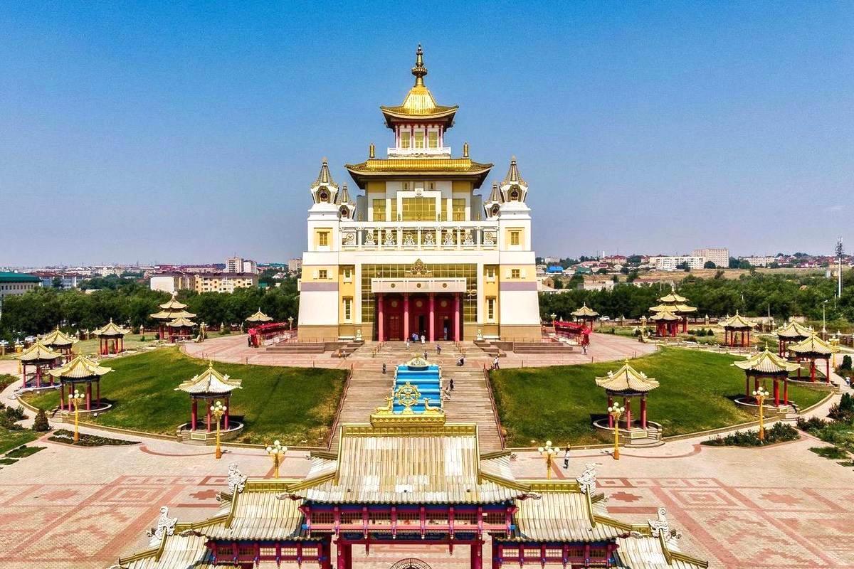 Шаджин Лама Калмыкии ведёт прием каждую неделю, по средам