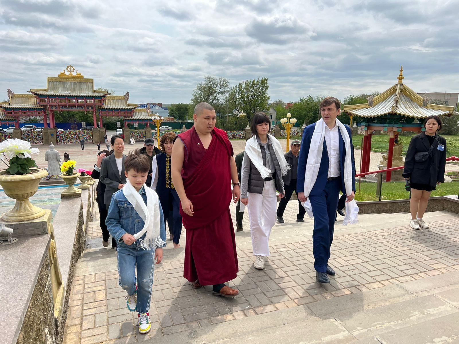 Министр просвещения РФ Сергей Кравцов посетил главный буддийский храм Калмыкии