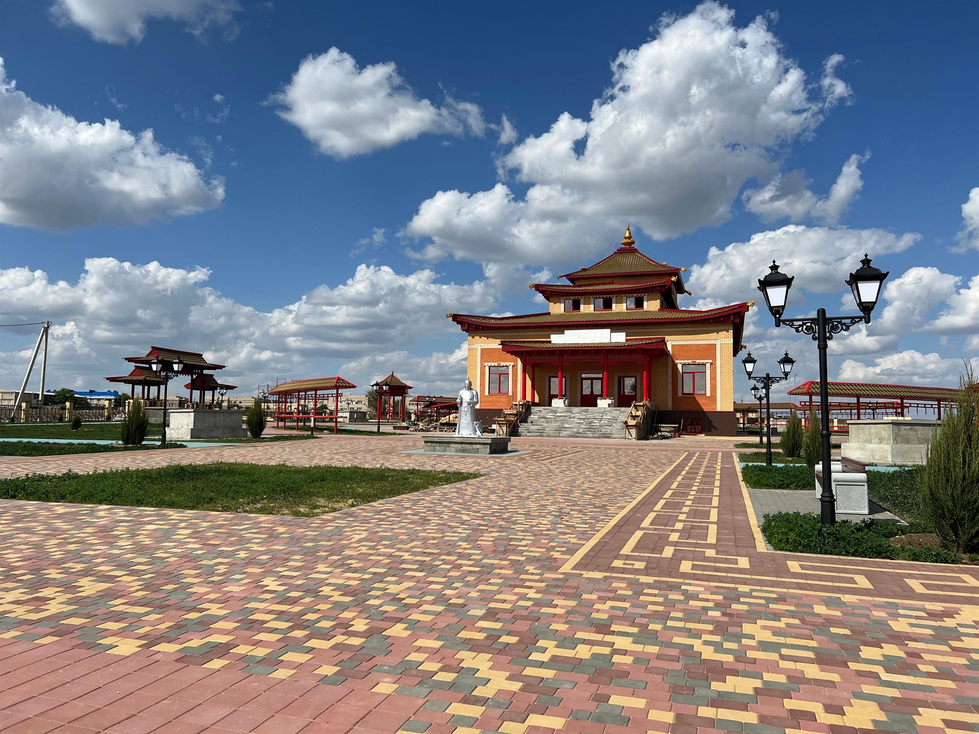 В п. Кетченеры продолжается строительство буддийского храма