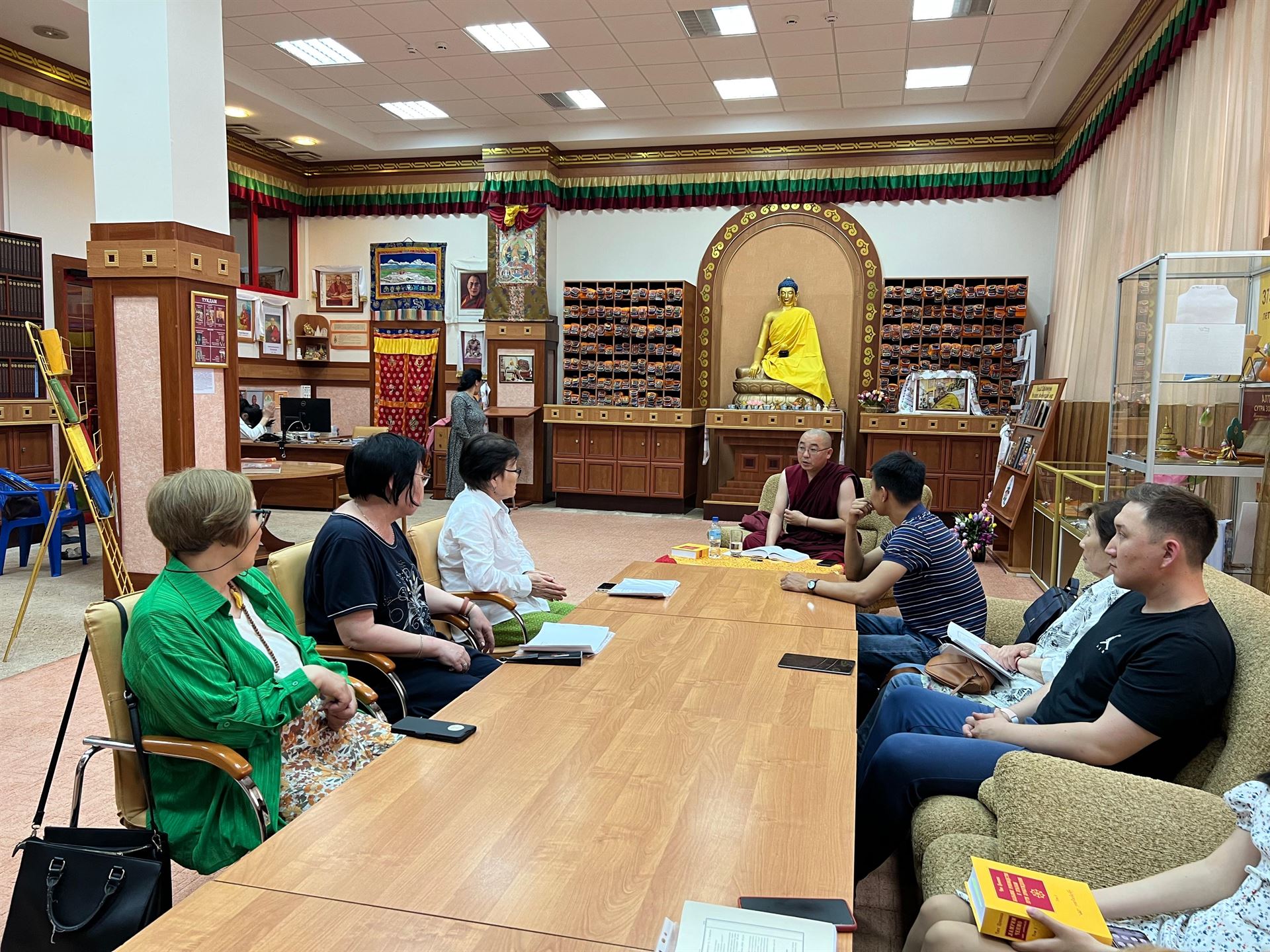 Живой и интересный диалог. В Центральном хуруле проходят лекции по основам буддийской философии