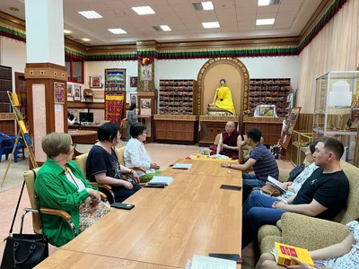 Живой и интересный диалог. В Центральном хуруле проходят лекции по основам буддийской философии