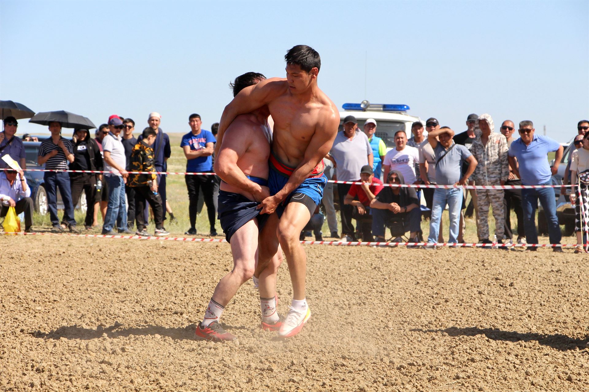 Центральный хурул вновь объединит самых сильных, ловких и умелых. 11 июня в Элисте пройдут спортивные состязания «Эрин һурвн наадн"