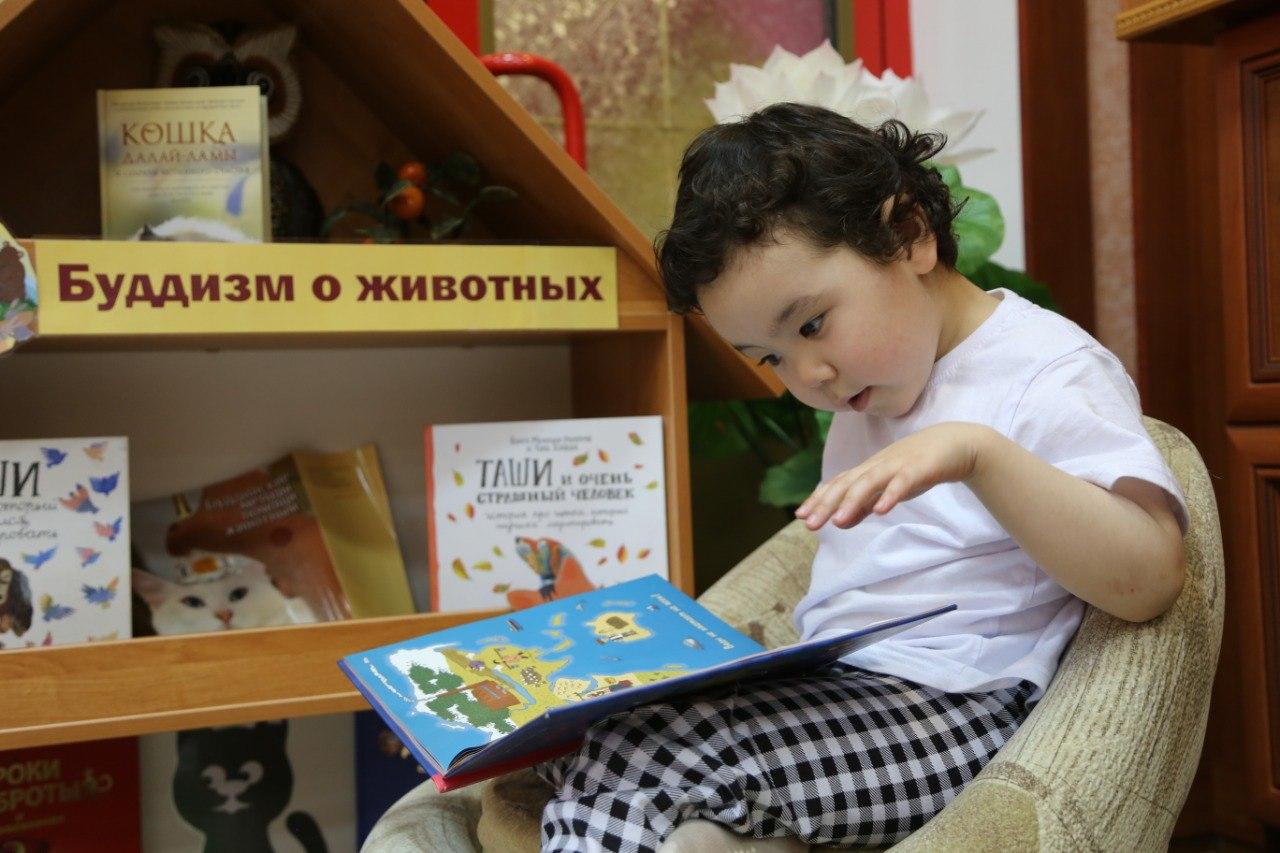 Монахи Центрального хурула поздравляют с Днем Защиты детей