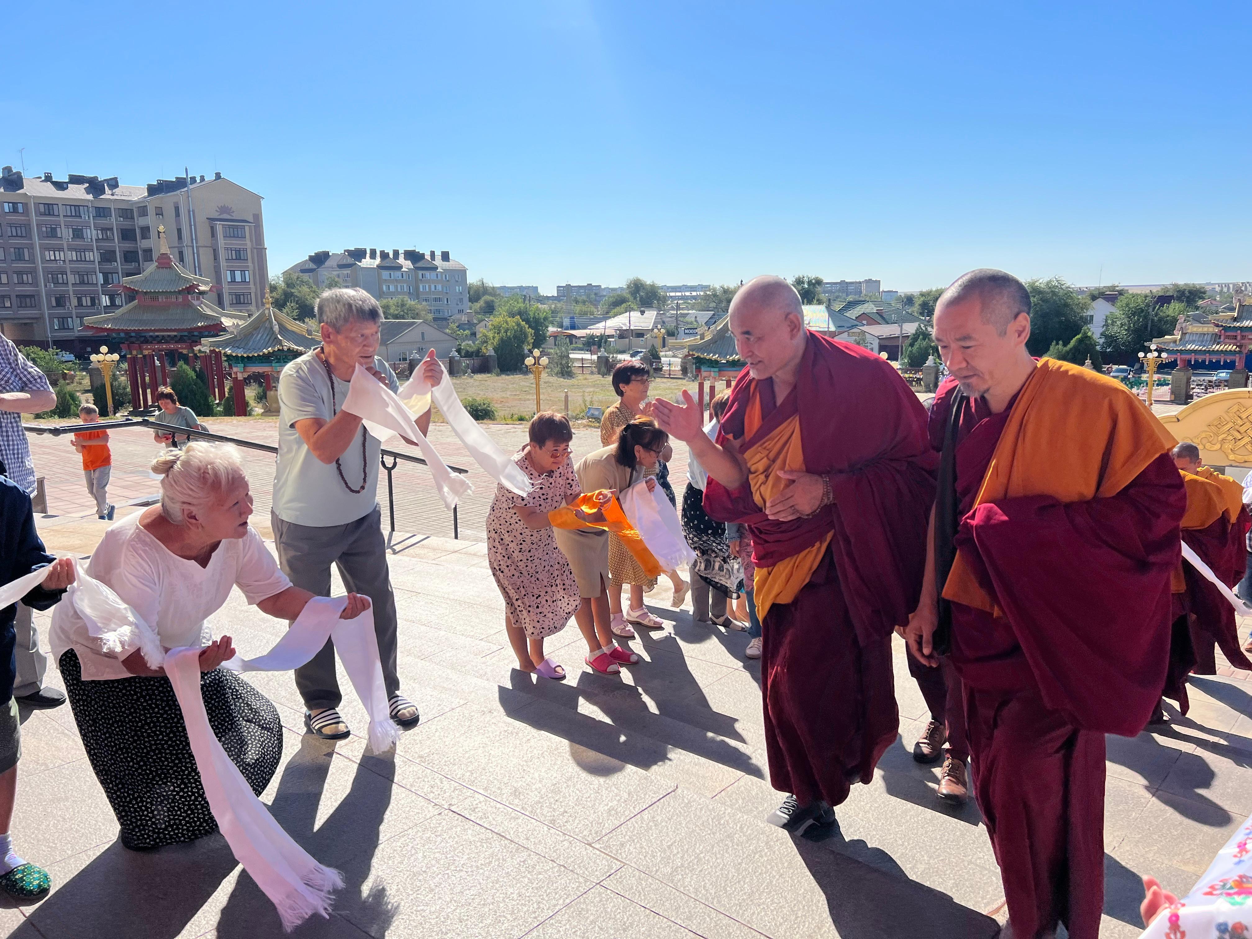 Геше-лхарамба Джигме Гьяцо даровал благословение верующим Калмыкии