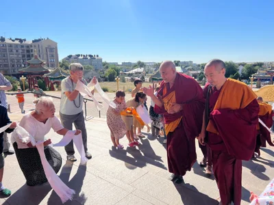 Геше-лхарамба Джигме Гьяцо даровал благословение верующим Калмыкии