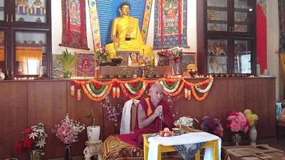 Геше-лхарамба Джигме Гьяцо дарует Учение о Прибежище и гуру-йоге ламы Цонкапы "100 божеств Тушиты"