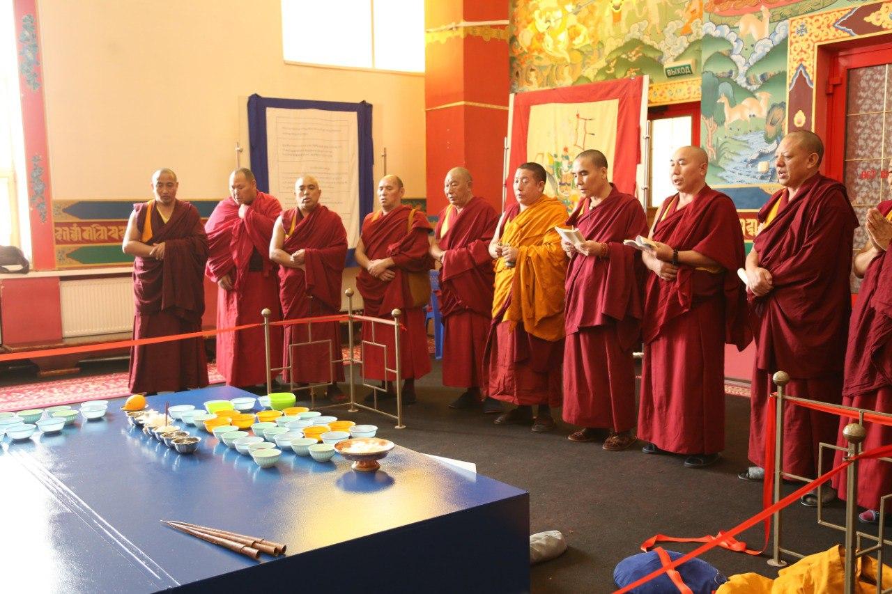 В Элисте началось строительство песочной мандалы