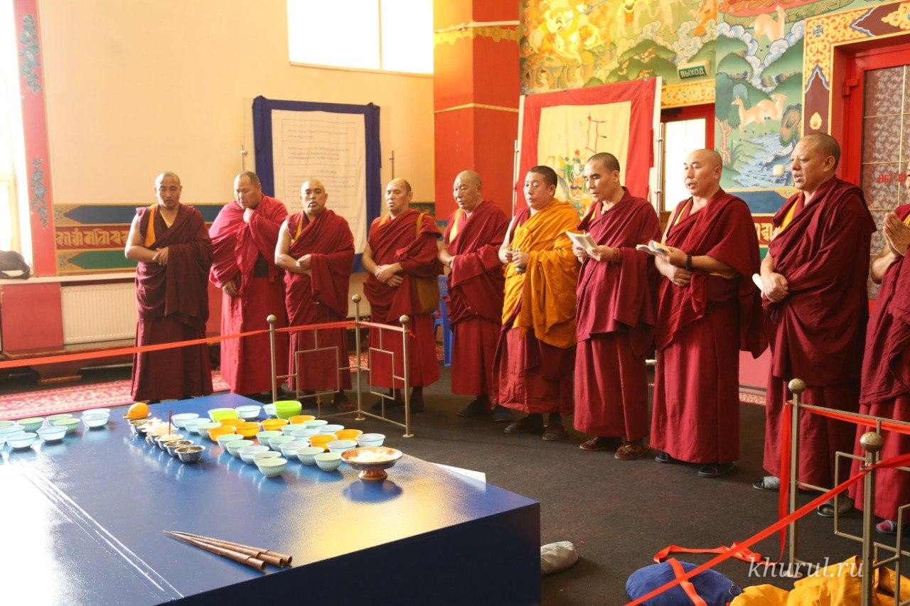 В Элисте началось строительство песочной мандалы