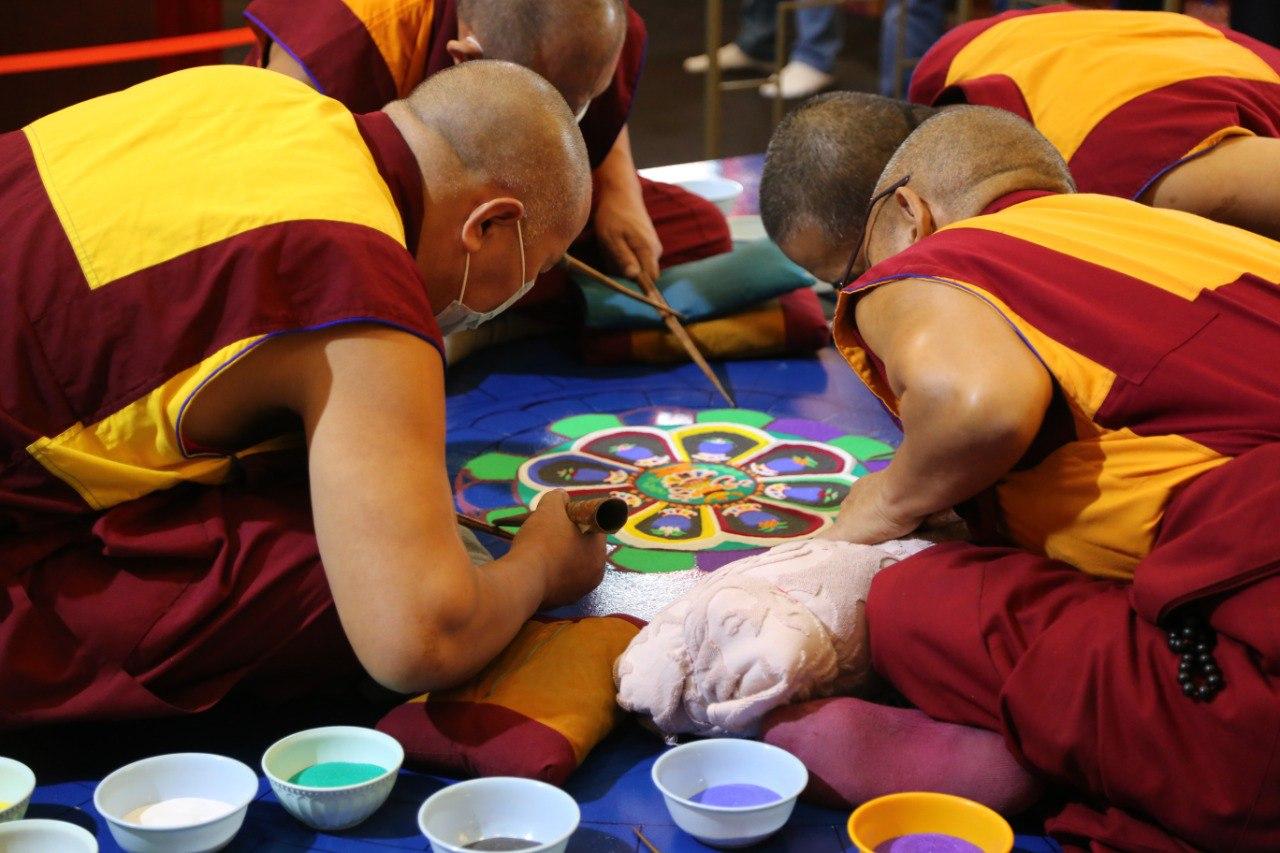 Строительство песочной мандалы в Элисте продолжается