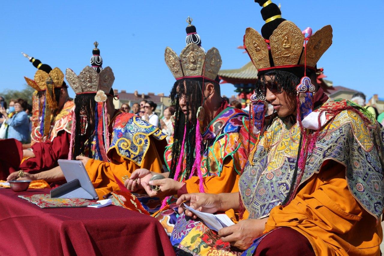 Калмыцкий народ сделал подношения божеству Огня. Сегодня в хуруле провели очередной ритуал - «Джинсег»