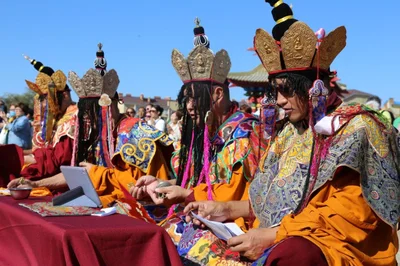 Калмыцкий народ сделал подношения божеству Огня. Сегодня в хуруле провели очередной ритуал - «Джинсег»