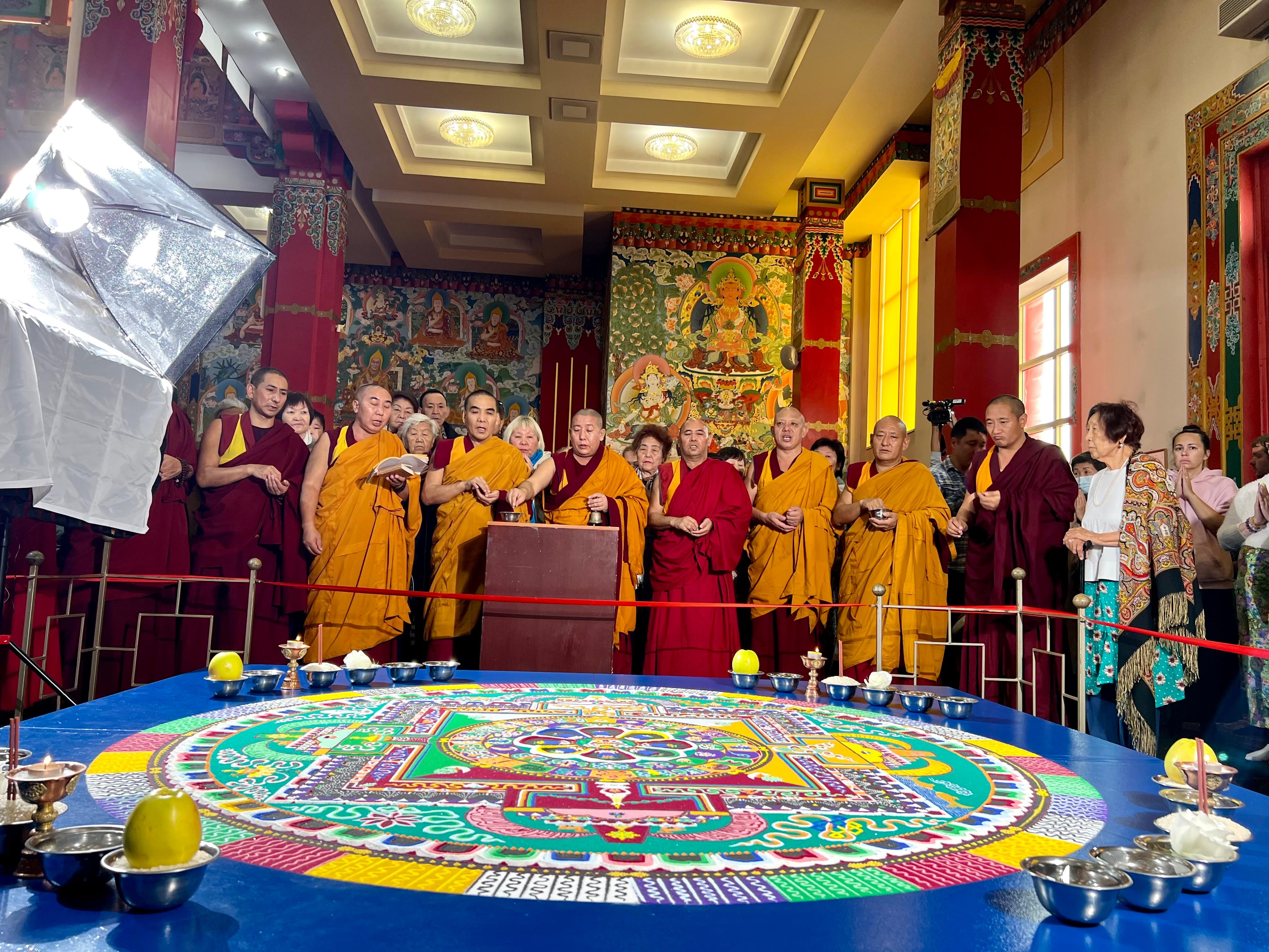 Сегодня в Центральном Хуруле прошла церемония освящения песочной мандалы