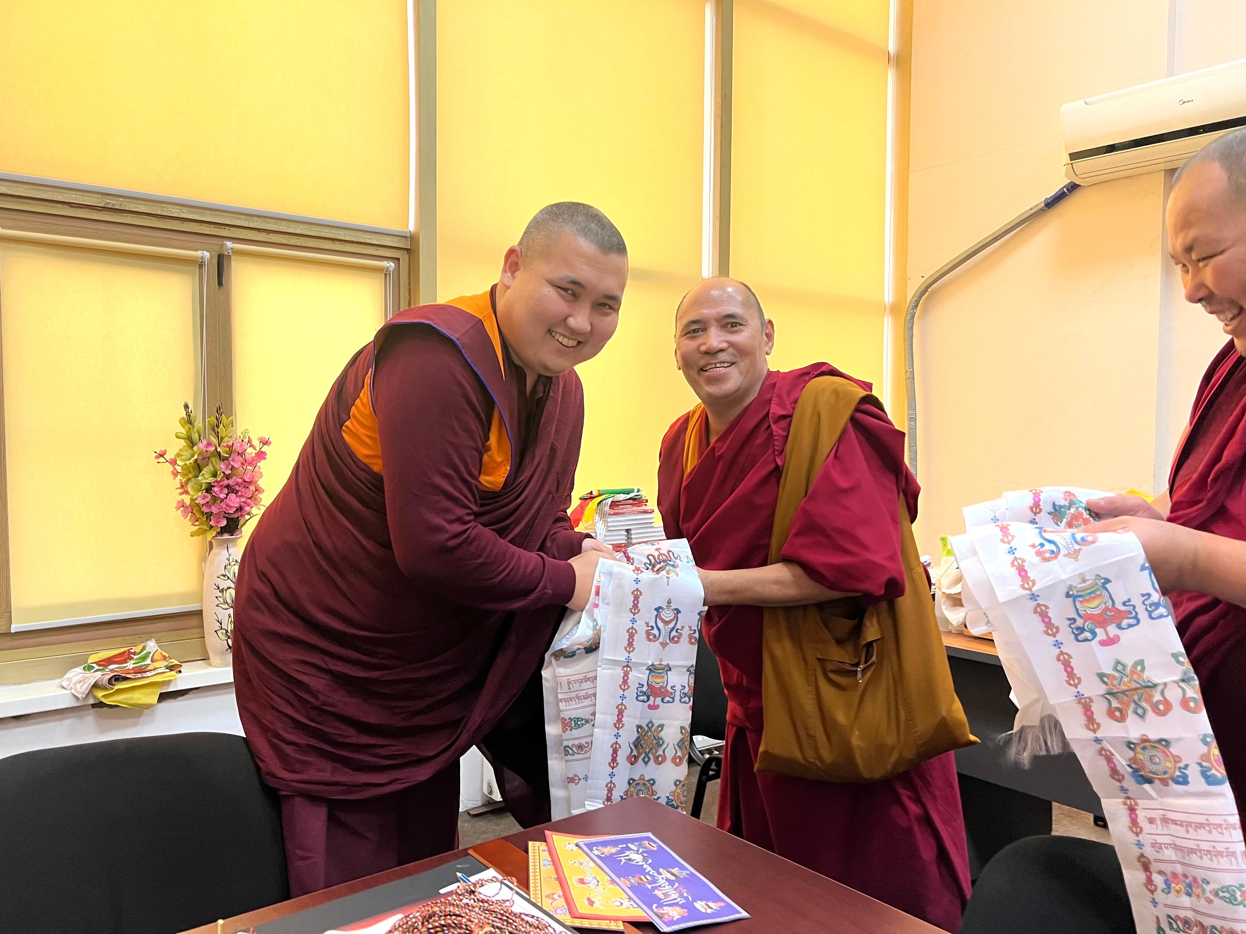 Монашеская Сангха поздравила геше Йонтена с присвоением высокого звания