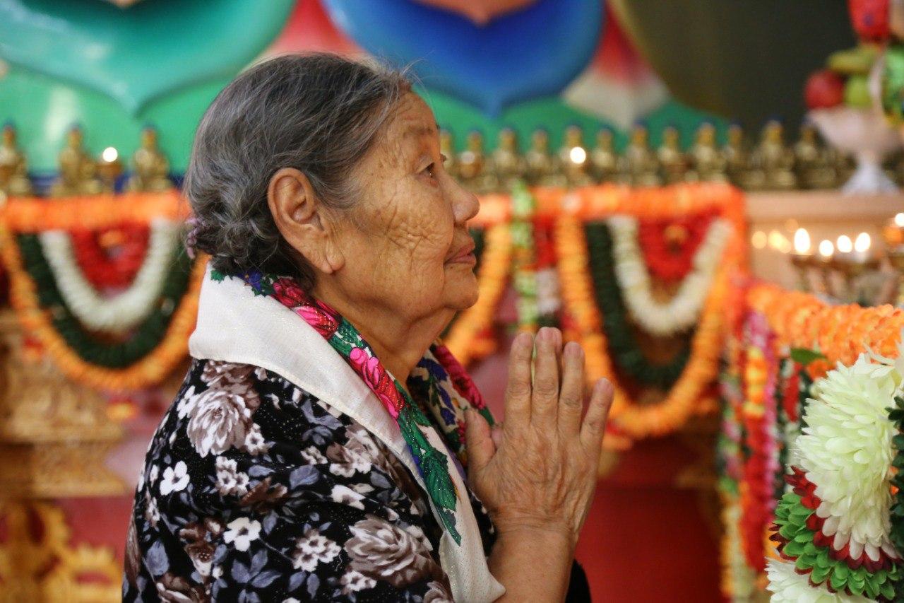 Фоторепортаж с праздничного молебна, посвященного Дню нисхождения Будды Шакьямуни с небес Тушита