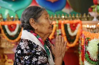 Фоторепортаж с праздничного молебна, посвященного Дню нисхождения Будды Шакьямуни с небес Тушита