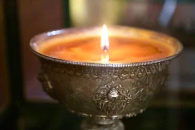 Молитва подношения света лампады, составленная славным Джово Атишей.