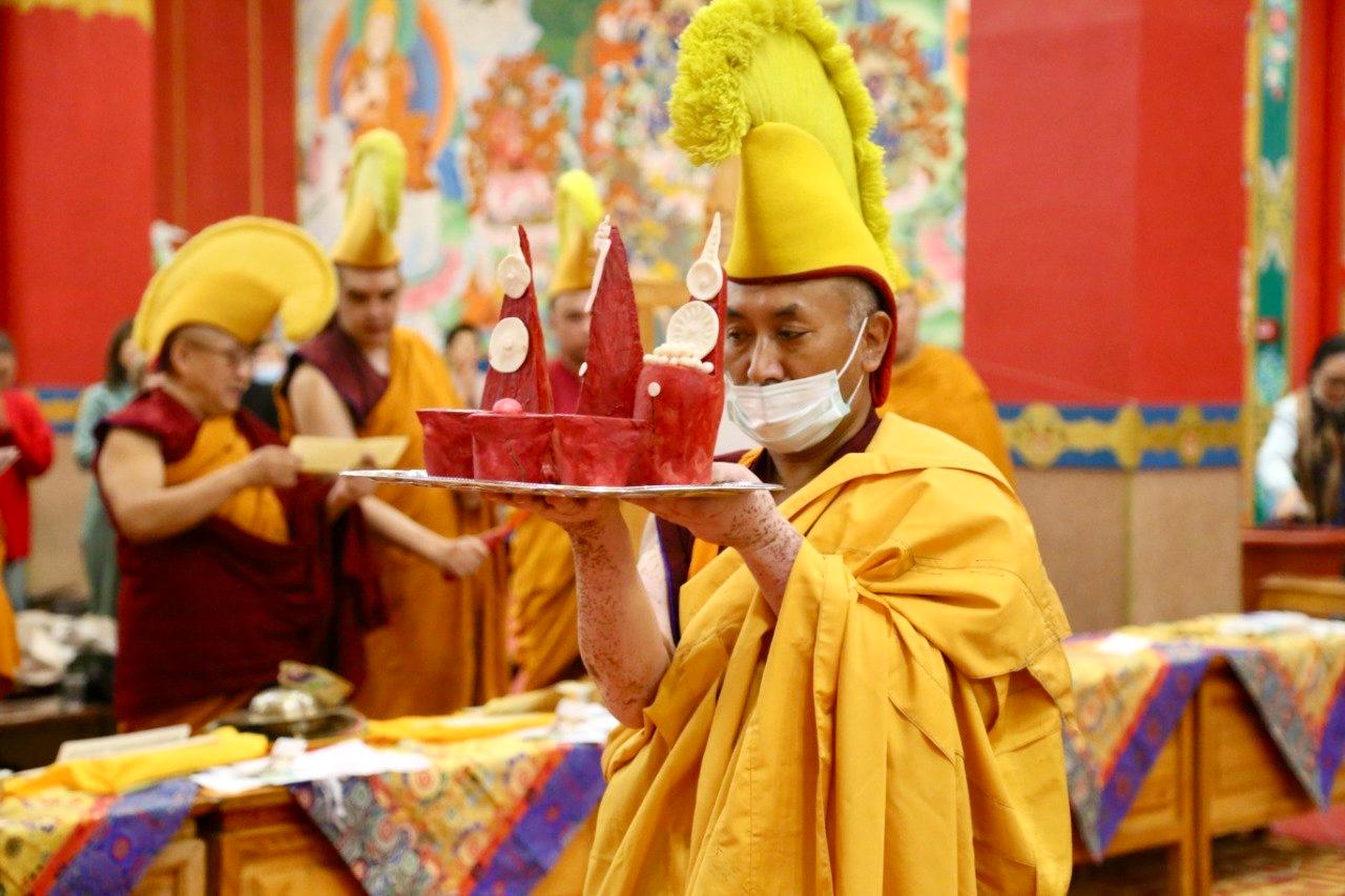 В «Золотой обители Будды Шакьямуни» с 5.00 утра начались праздничные ритуалы