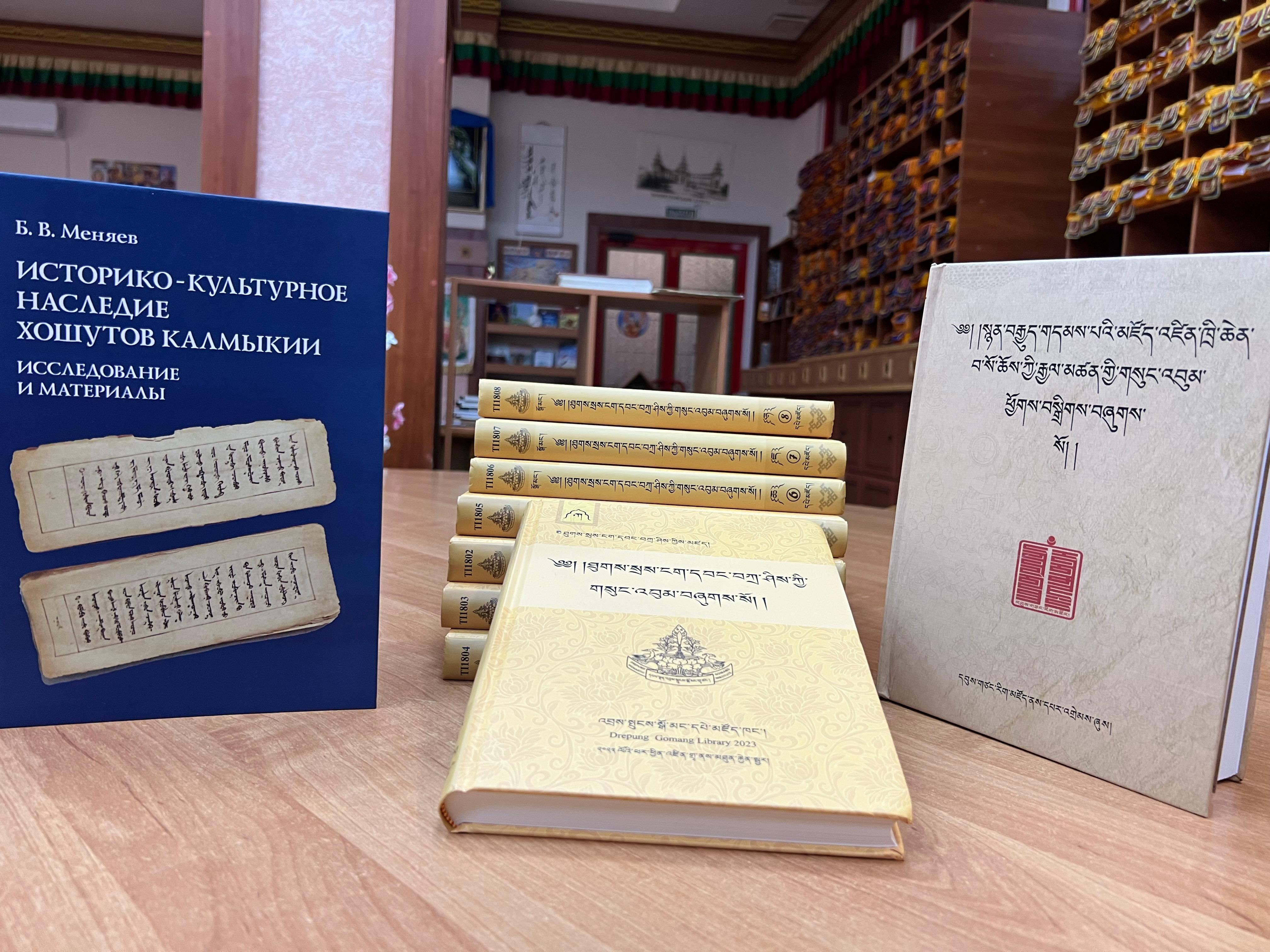 Книжный фонд библиотеки Центрального хурула постоянно пополняется 