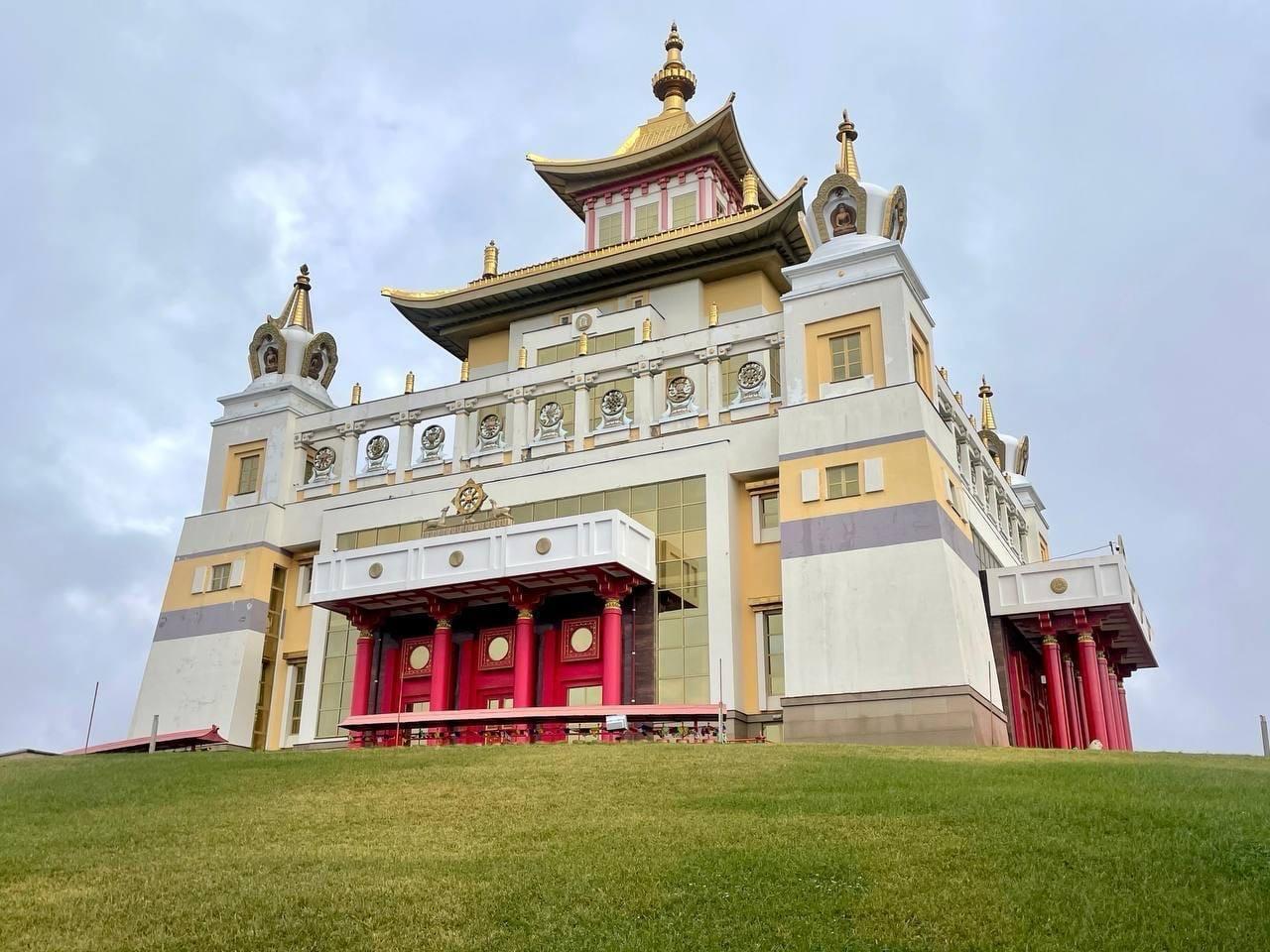 Вход в здание Центрального хурула осуществляется с западной стороны
