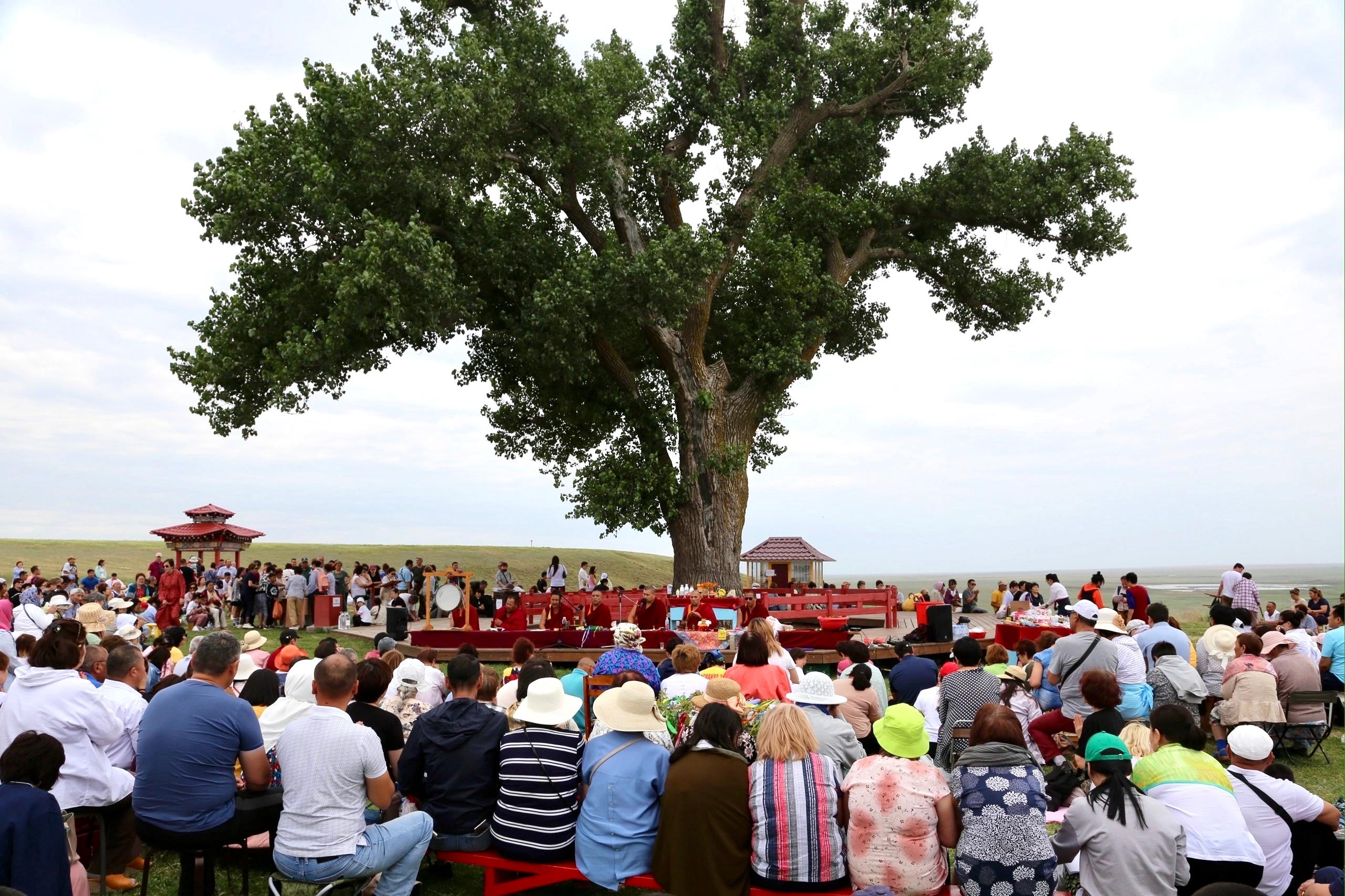 Монахи Центрального хурула в преддверии священного месяца Үрс сар проведут обряд поклонения земле 