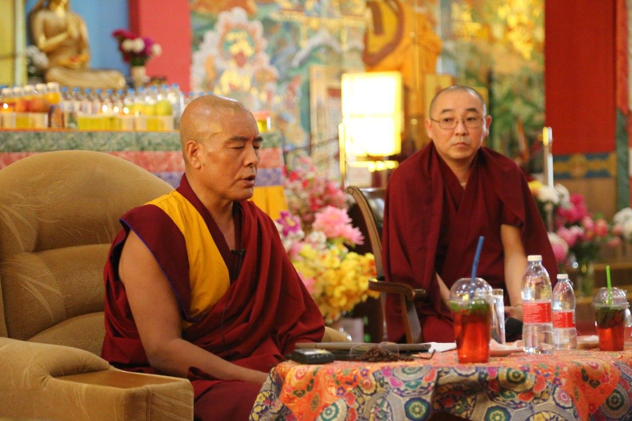 Принятие обетов Прибежища… В «Золотой обители Будды Шакьямуни» прошла лекция геше лхарамбы Джагба Гьяцо