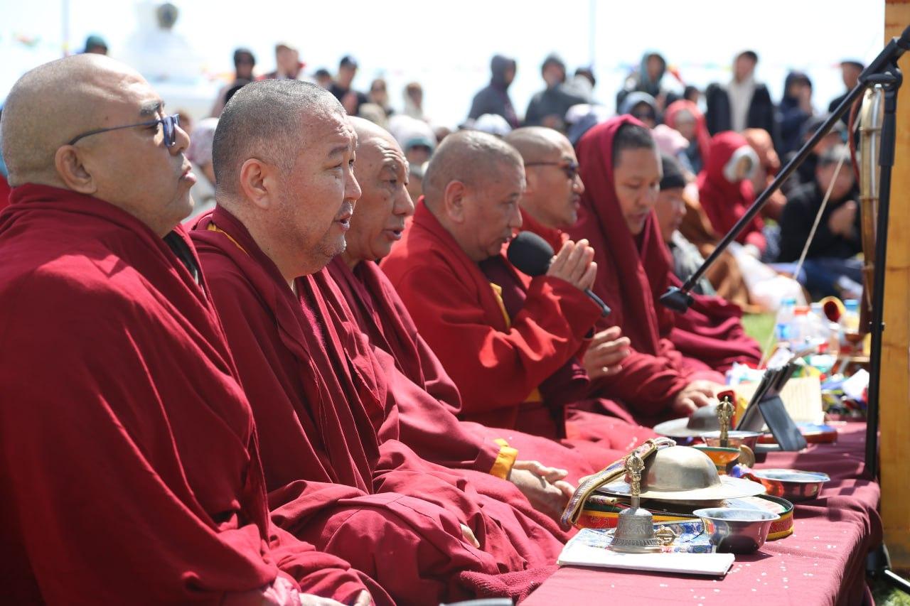 Сегодня у Одинокого тополя монахи Центрального хурула провели обряд «һазр тәклһн».