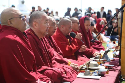 Сегодня у Одинокого тополя монахи Центрального хурула провели обряд «һазр тәклһн».