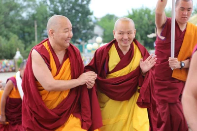 Верующие Калмыкии торжественно встретили досточтимого Кунделинг Ринпоче