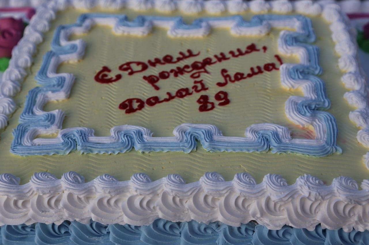 Завершился этот день угощением жителей праздничными тортами